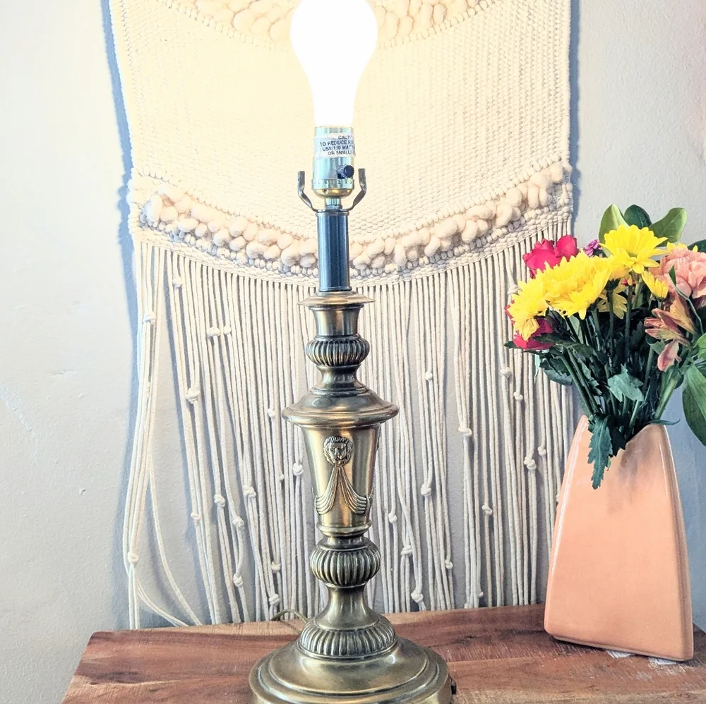 Vintage Brass Lamp with Lion Heads – Three-Way Switch – Elegant & Timeless